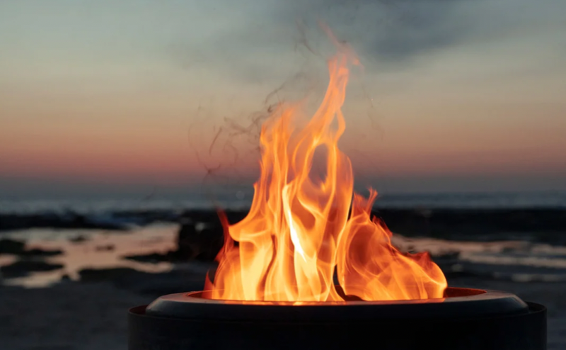ウッドストーブはよく燃えるし炎を育てる楽しみは少ないけど二次燃焼の炎は綺麗