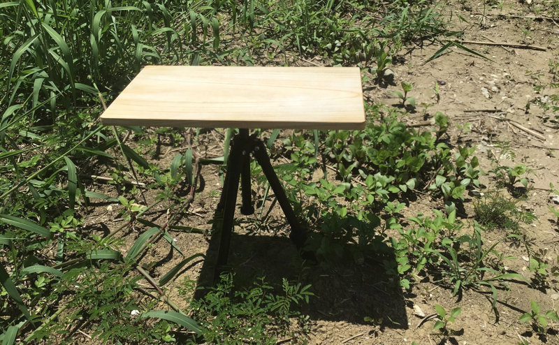 ダイソー 桐のまな板で自作した三脚テーブルの方が軽量