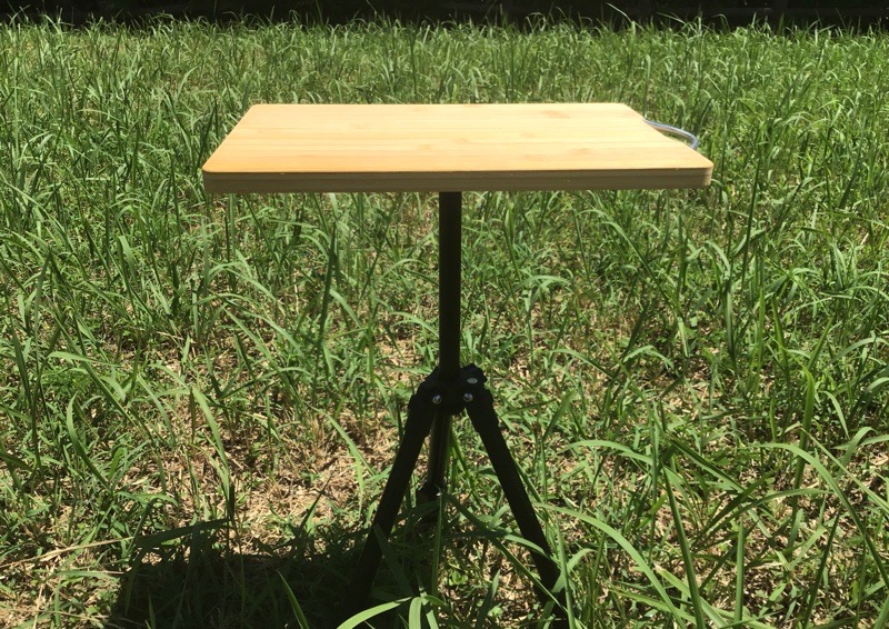 三脚テーブルは三脚の高さを変えることで、テーブルの高さを変えれる