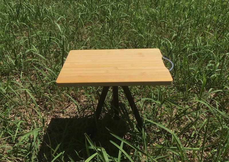 キャンドゥ 竹のまな板で自作した三脚テーブル 完成
