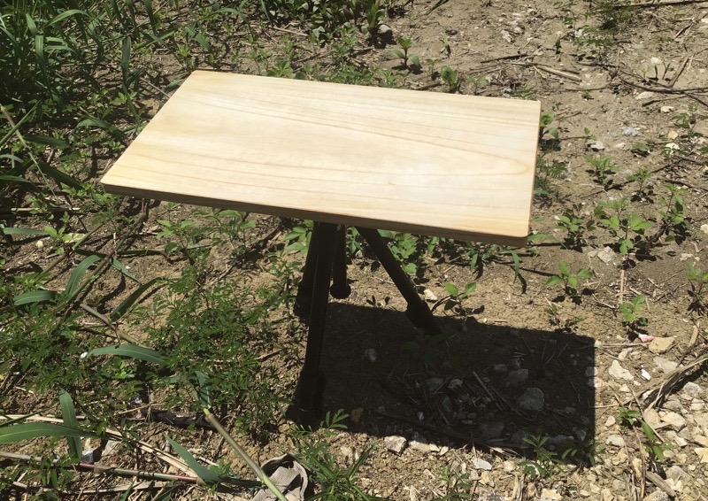 ダイソー 桐まな板を使って自作した三脚テーブル（ハンドルなしVer.）完成