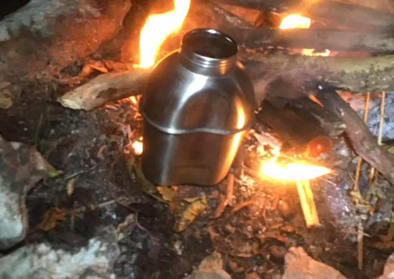 パスファインダー カンティーンは焚き火に突っ込んでお湯を沸かせる