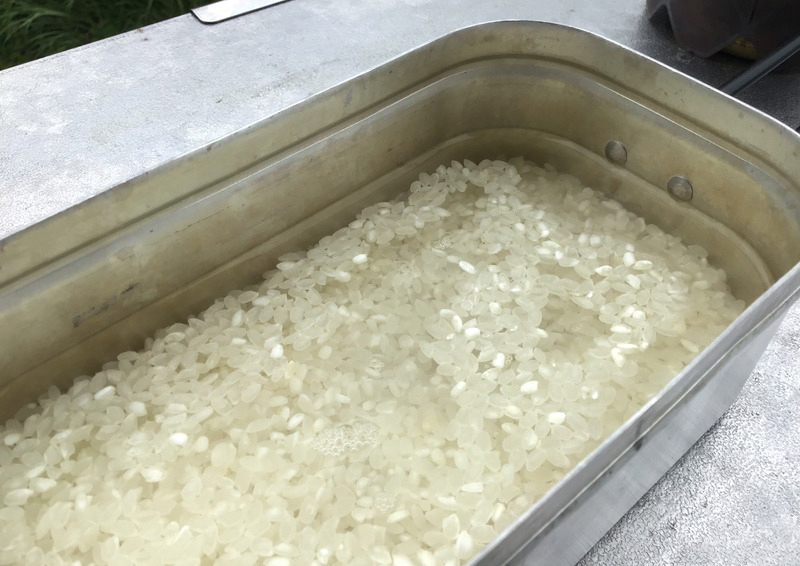 メスティンの中に無洗米（1合）とお水（230ml）を入れて吸水