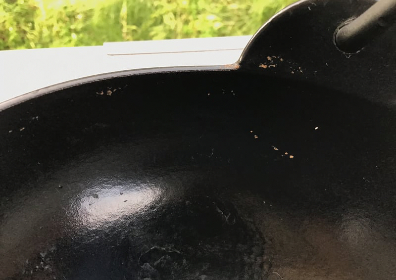 黒に塗装されたいろり鍋は使っていくうちに塗装が剥がれる