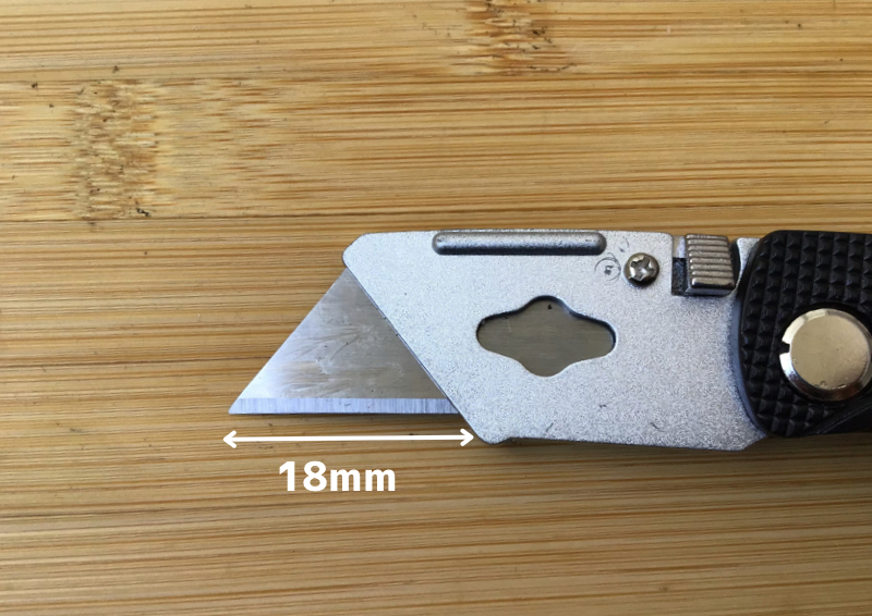 ダイソー折り畳み式カッターの刃のサイズ