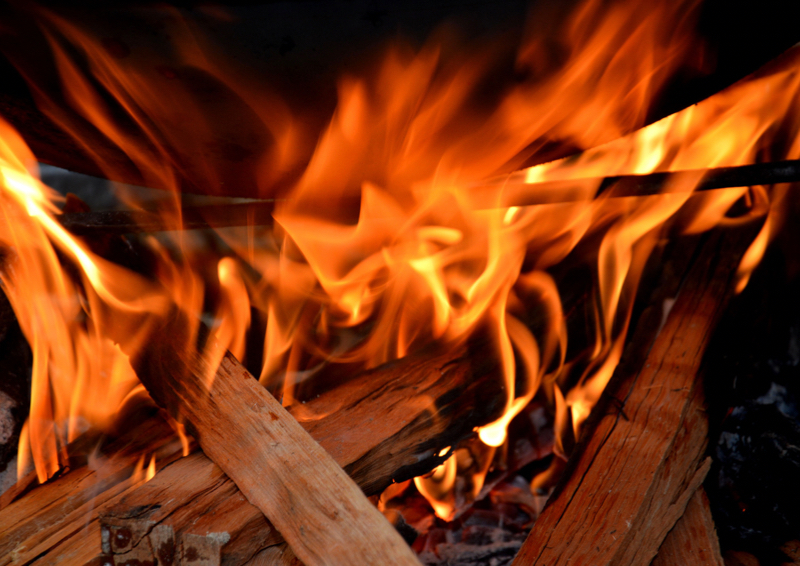 薪がそのまま入るサイズの焚き火台は料理しやすい！