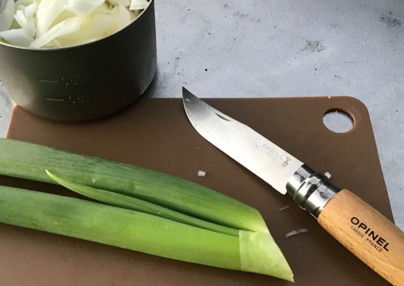 オピネルは調理用ナイフとして人気が高い