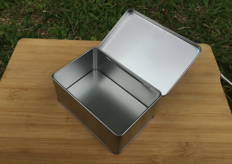 スチール缶（12cm×8cm×5.6cm）の蓋はフラップタイプ