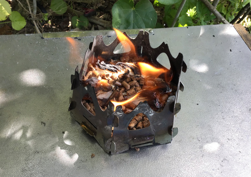 SOTO ミニ焚き火台 ヘキサとペレットを使って焚き火