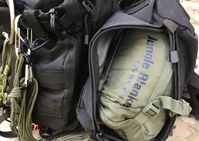 スナグパック ジャングルブランケットはバッグパックの中にも入れやすいコンパクトサイズ