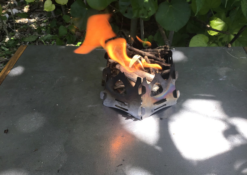 SOTO ミニ焚き火台 ヘキサはすぐに簡単に焚き火を始めることができる