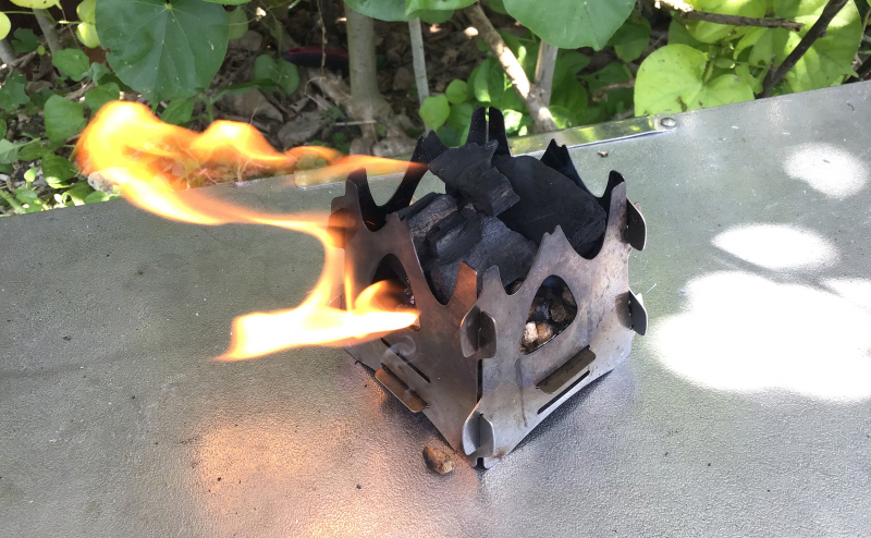 SOTO ミニ焚き火台 テトラと炭を使って簡単なBBQを楽しめる