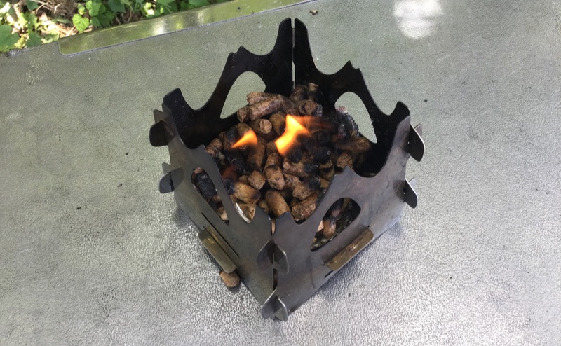 SOTO ミニ焚き火台 テトラはペレットで簡単に焚き火が出来る