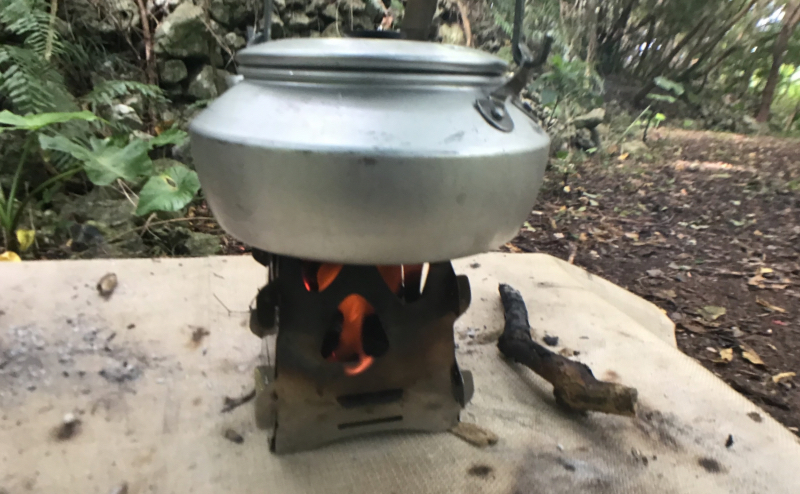 SOTO ミニ焚き火台 テトラを使ってケトルでお湯を沸かせる