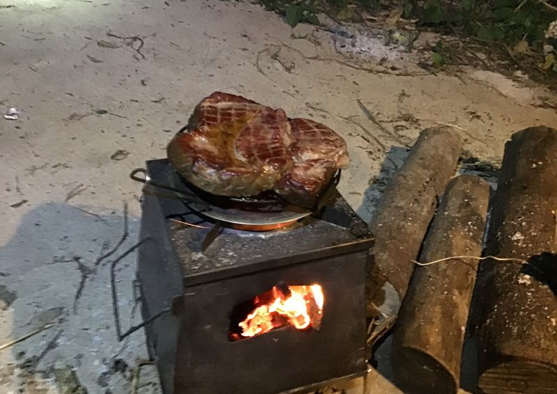焚き火台を使ってお肉を焼いた方が美味しく焼けるし油対策になる