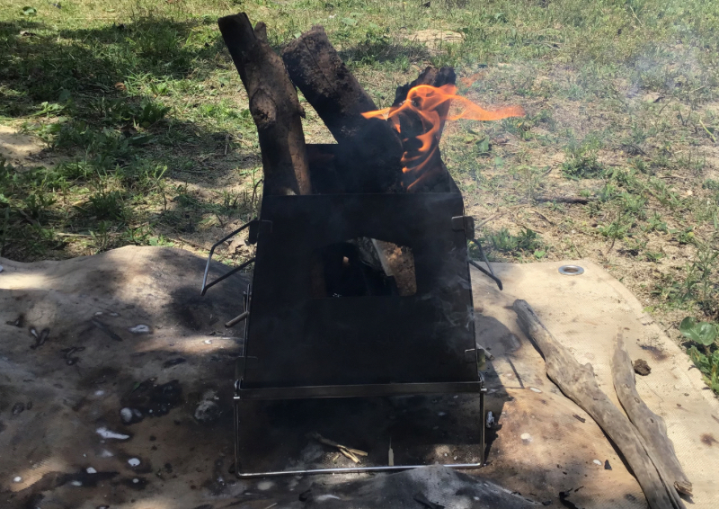 着火剤に着火することで燃焼が始まり、薪を追加すればネイチャーストーブ  ラージで焚き火を楽しめる