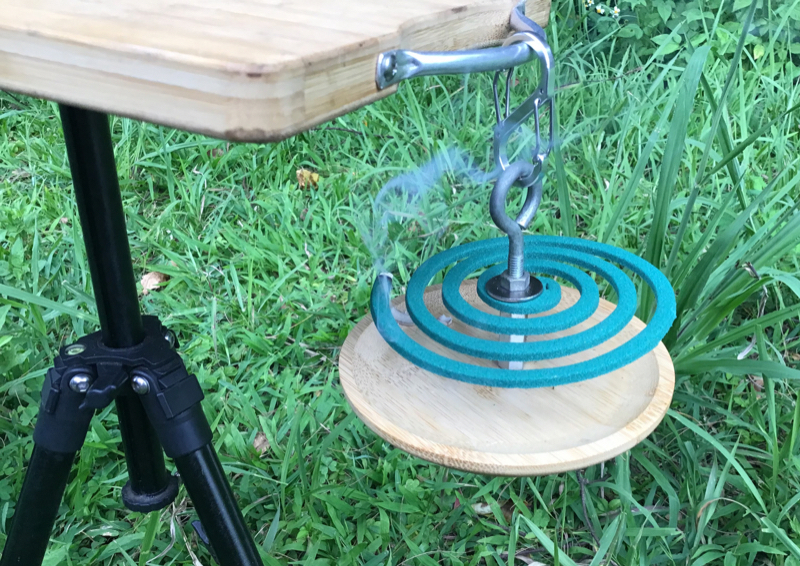 自作した三脚テーブルのハンドルに蚊取り線香ホルダーを吊り下げる