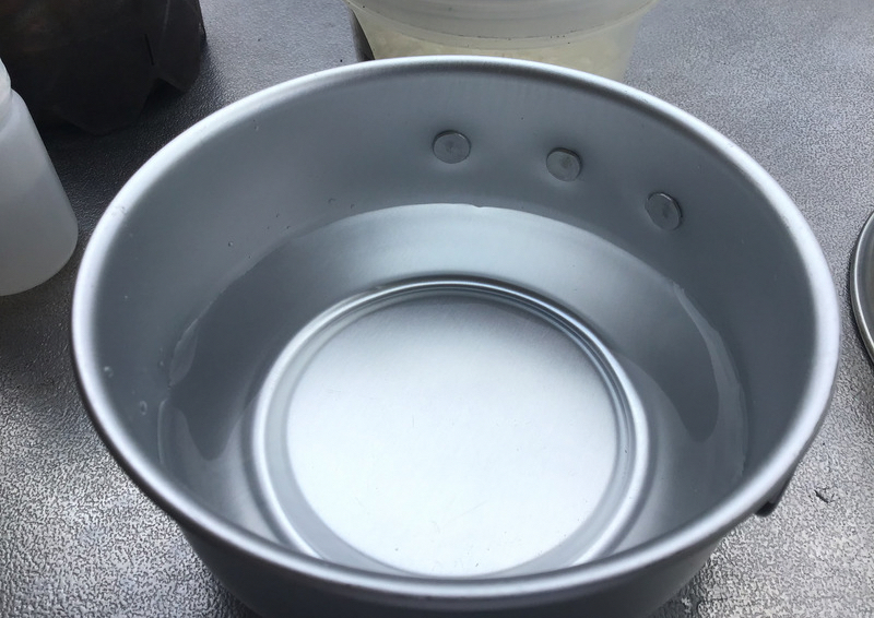 EPI アルミ3点食器セット 小カップの線までお水を入れる