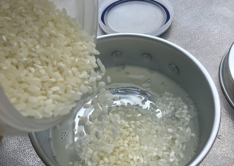 無洗米0.5合を小カップに入れる
