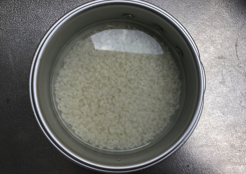 吸水後の無洗米は沈み米粒が小さくなってる