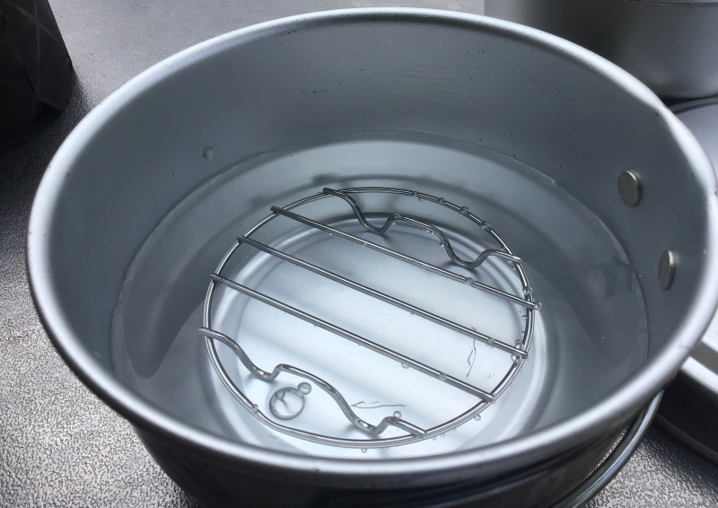 EPI アルミ3点食器セット 大カップにシェラカップ用網とお水を入れる