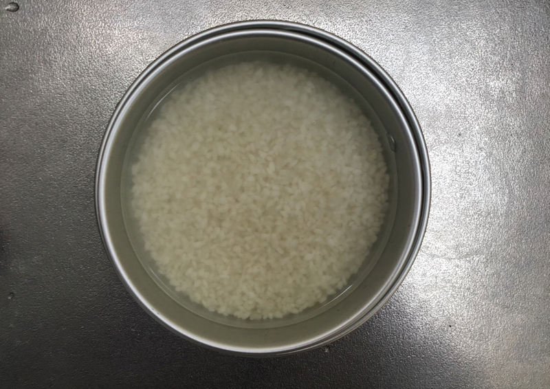 吸水後の無洗米は中に沈み米粒の大きさも変わってる