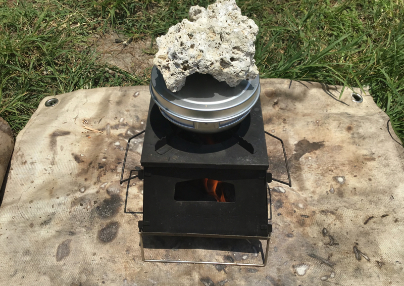焚き火にかけて20分ほど水蒸気炊飯！EPI アルミ6点食器セットのフタの上に重石を載せとく