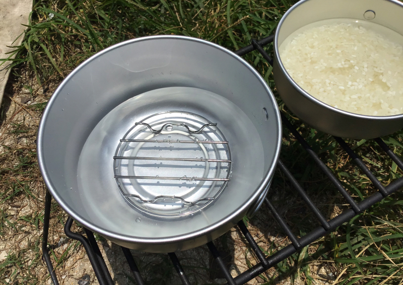 EPI アルミ6点食器セット Lカップの中にシェラカップ用の網と水蒸気用のお水を入れる