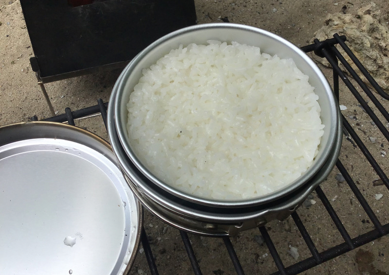 炊飯後15分蒸らせば、EPI アルミ3点食器を使った水蒸気炊飯が完成