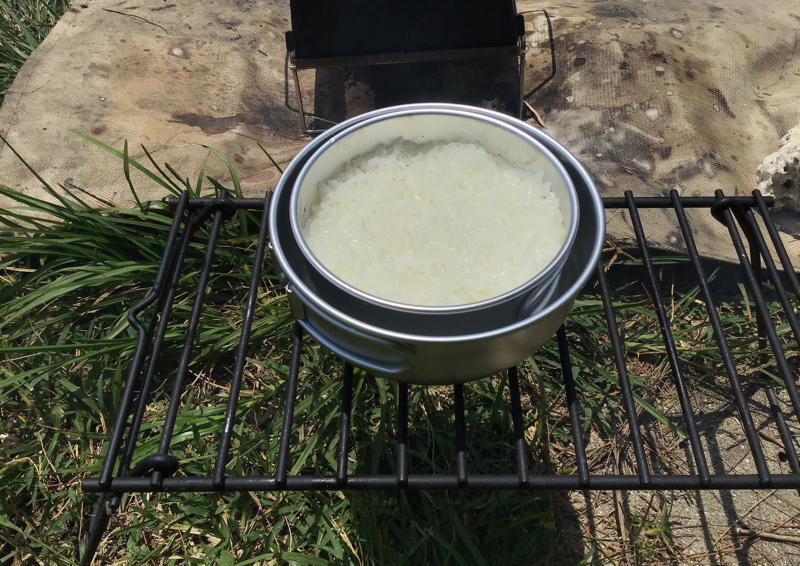 火から下ろして10分蒸らしたらEPI アルミ6点食器セットを使った水蒸気炊飯 完成