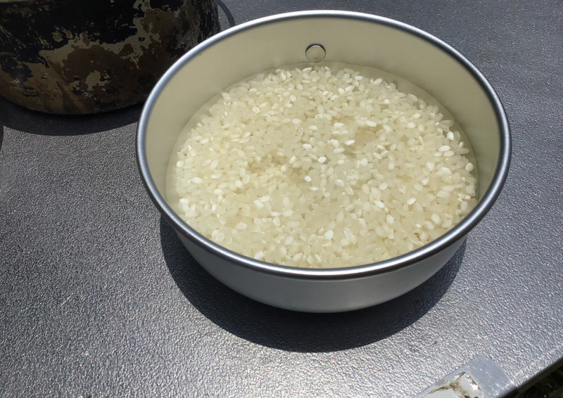 EPI アルミ6点食器セット Sカップの中に無洗米0.5合とお水110mlを入れる