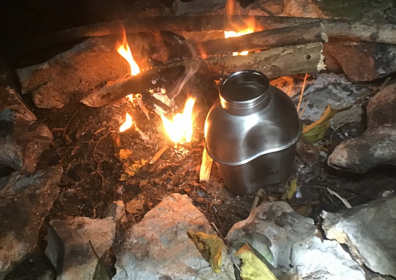 パスファインダー カンティーンは焚き火に突っ込んでお湯を沸かせる