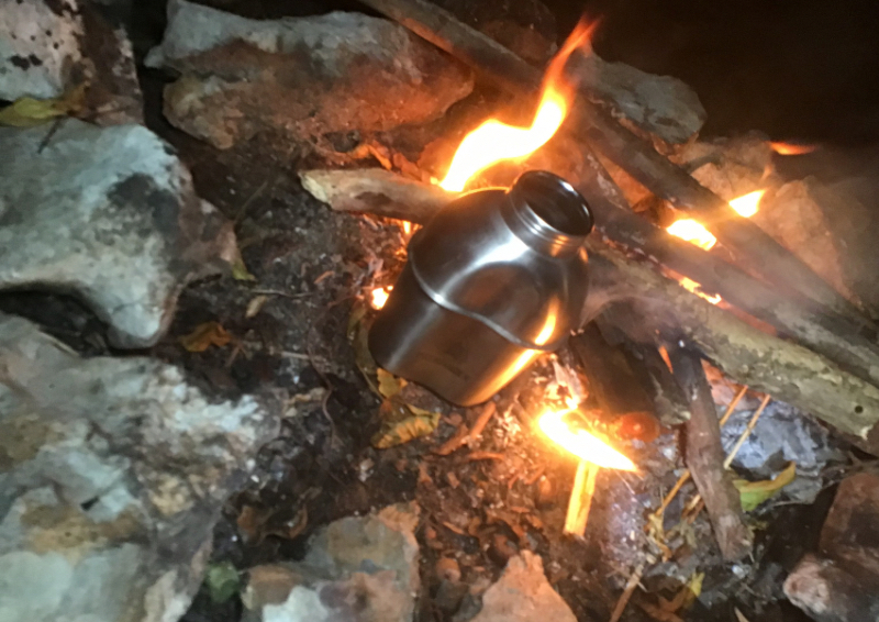パスファインダー カンティーンは焚き火に突っ込んで湯沸かしが出来る