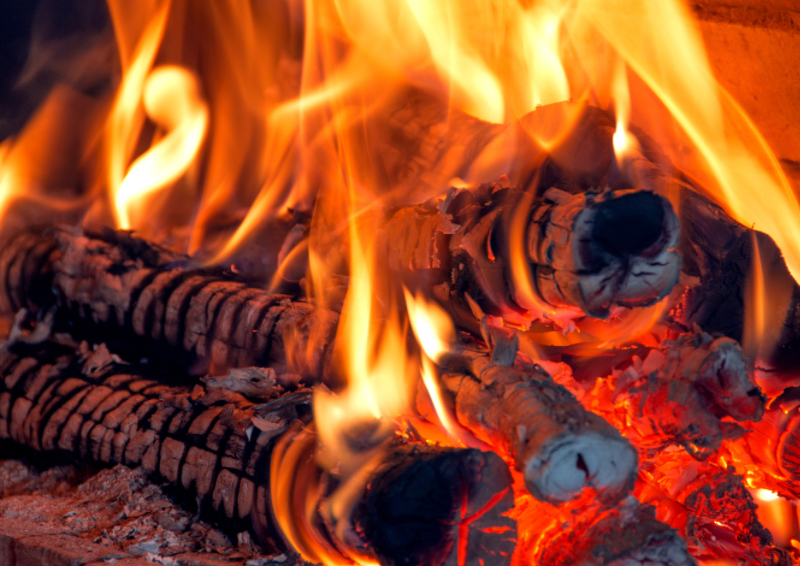 薪は焚き火を楽しむために使用