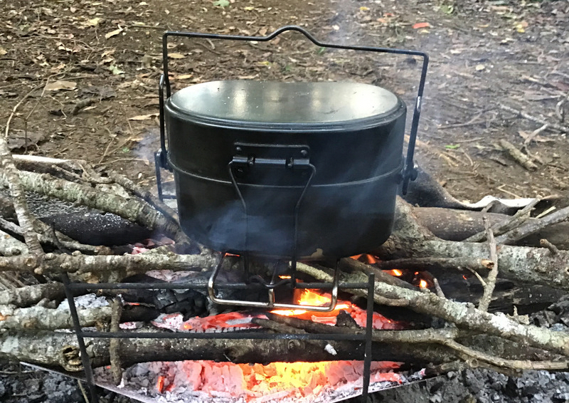 焚き火に戦闘飯盒2型を入れて20分ほど水蒸気炊飯