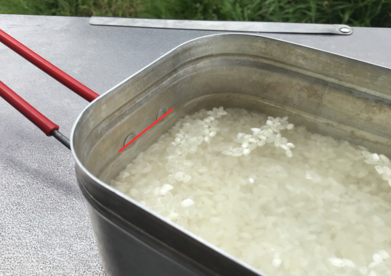 無洗米1合と水250ml入れるとトランギア メスティンのリベットの真ん中くらいになる