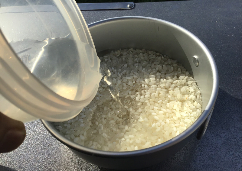 Sカップにお米（無洗米0.5合）とお水（100ml）を入れて吸水