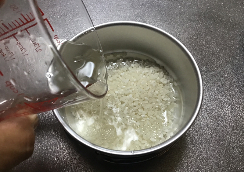 小カップの中に無洗米0.5合と水110mlを入れて吸水