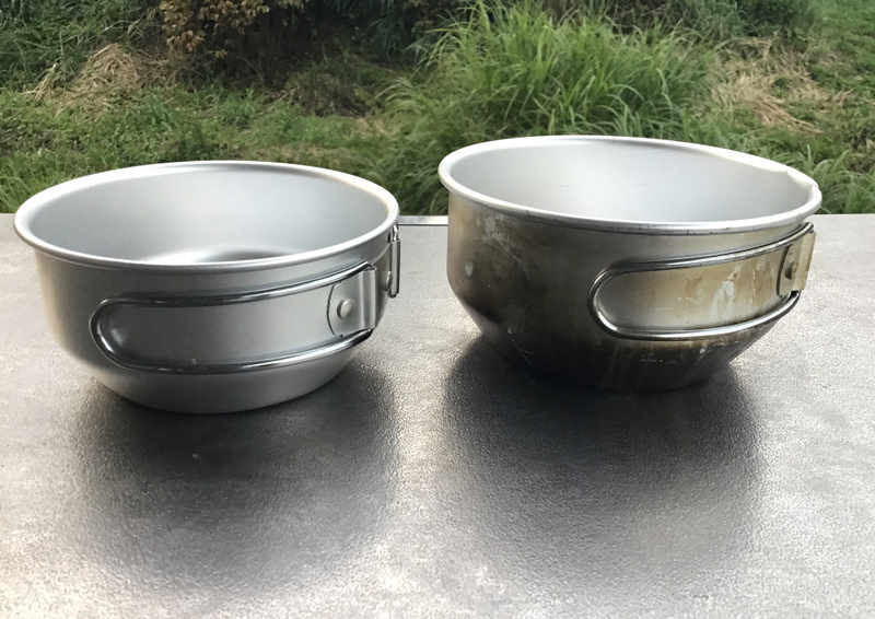 EPI アルミ3点食器セットは底にかけて細くなるすり鉢型のカップ