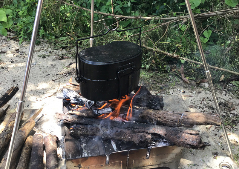 戦闘飯盒2型を火にかけて15分ほど水蒸気炊飯