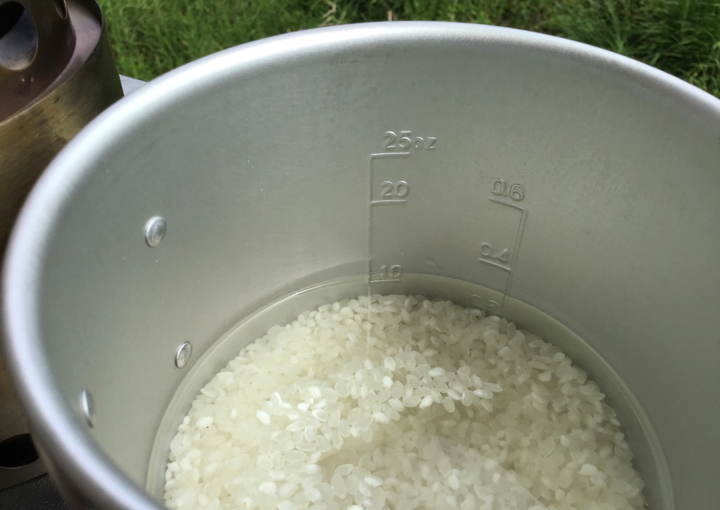 トレック900の中に無洗米1合とお水230mlを入れて30分以上吸水