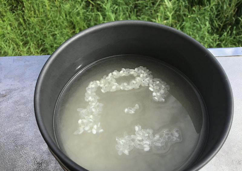 SOTO ニューリバーポットMの中に無洗米2合とお水を480ml入れて30分以上浸漬