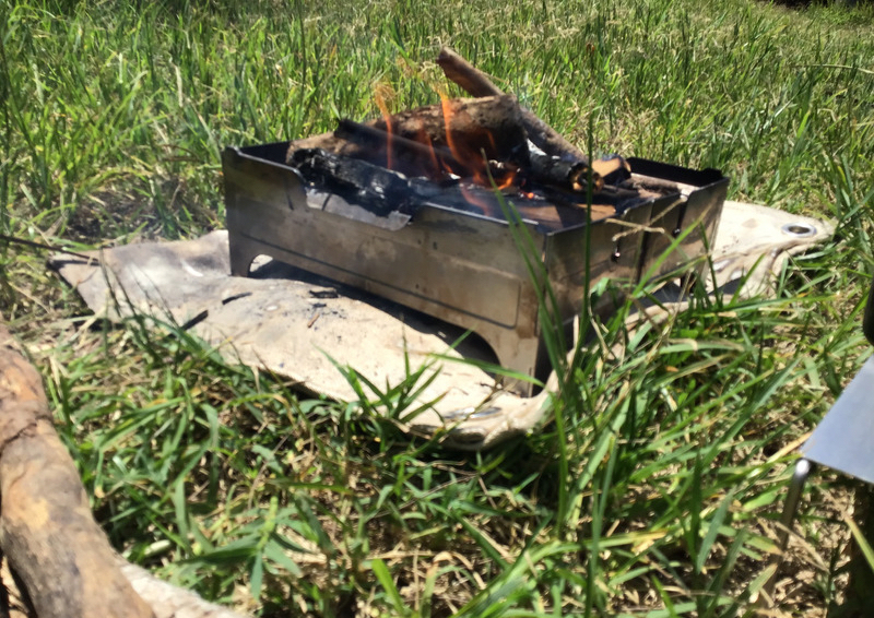 芝生で2重にした焚き火シートの上でウルフアンドグリズリー ファイヤーセーフを焚き火してみた