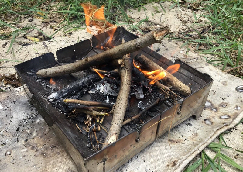 谷部分に溜まった熾火から熱が伝わり、焚べた薪に着火してくれる