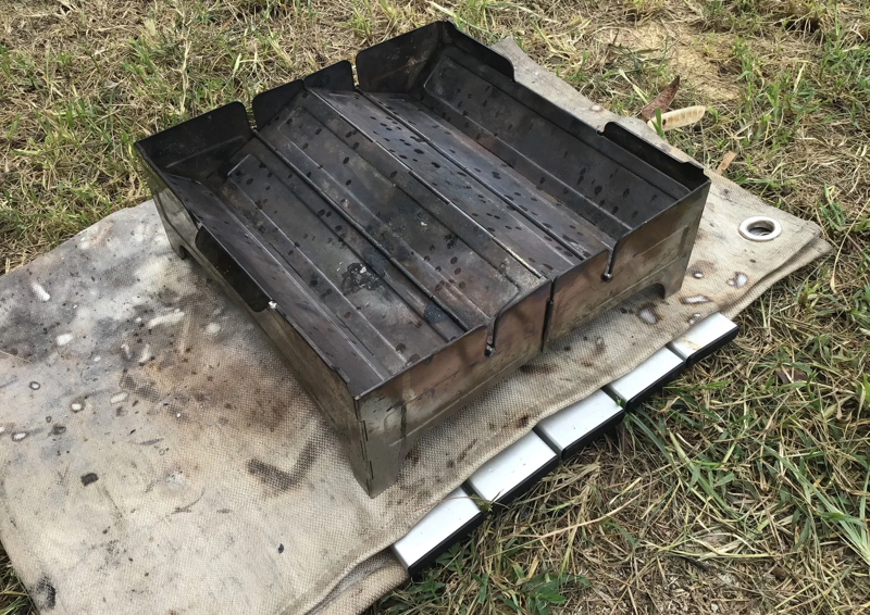 ウルフアンドグリズリー 焚き火台の下に2枚重ねにした焚き火シート＋アルミロールテーブルで芝生の焦げ対策