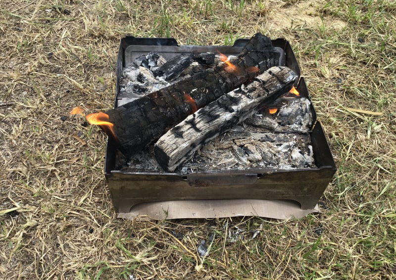 100均の焚き火シートを敷いてウルフアンドグリズリー ファイヤーセーフを芝生で焚き火