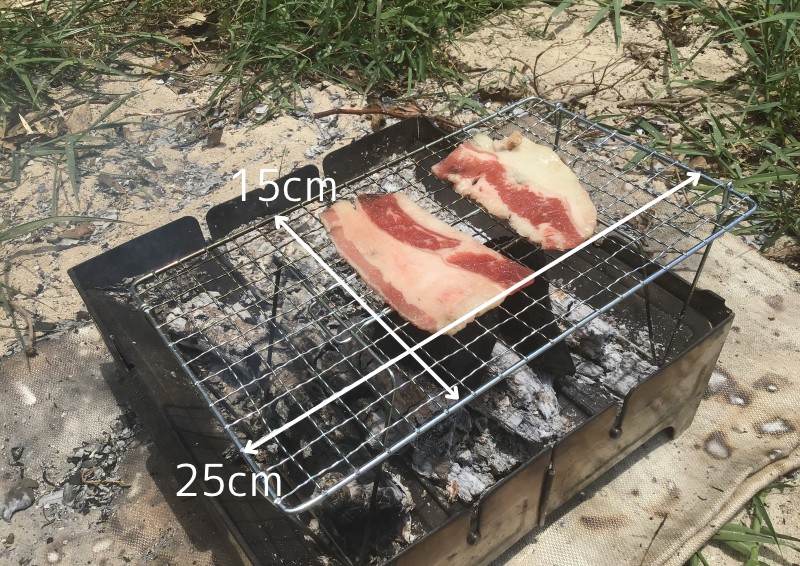 セリア スタンド付き焼き網250は25×15cmと小さめの網のためソロキャンプで焼肉するのに使いやすいサイズ