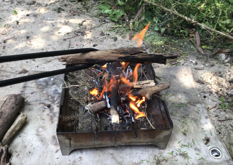 ウルフアンドグリズリー 焚き火台の使い方：焚き火のやり方