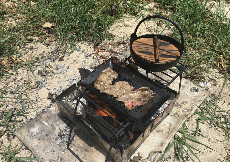 五徳を置けばウルフアンドグリズリー焚き火台でも鉄板で肉を焼いたり鍋が作れる