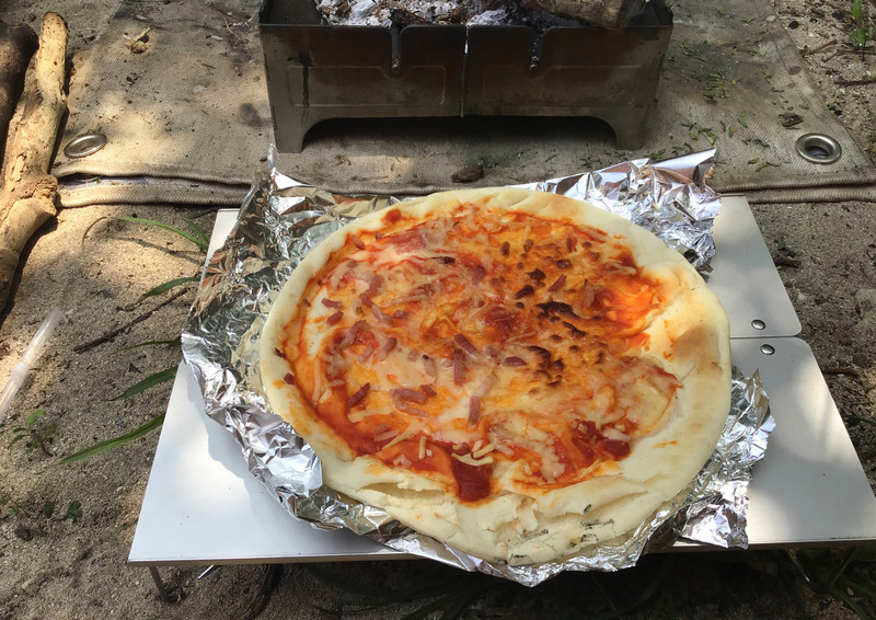 ウルフアンドグリズリー 焚き火台で焼いたピザ